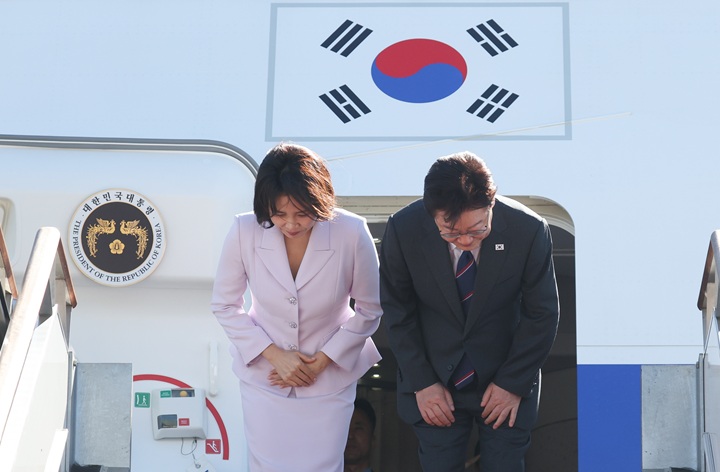 프랑스를 국빈 방문하는 이재명 대통령과 김혜경 여사가 6일 경기 성남 서울공항을 통해 출국하며 인사하고 있다. 2026.9.6(ⓒ뉴스1, 무단 전재-재배포 금지)