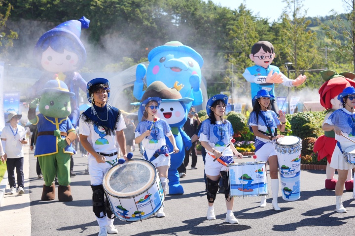 지난 3일 여수세계섬박람회 주행사장 주제섬 앞에서 열린 '2026여수세계섬박람회 개장식'에서 다섬이가 관람객 환영 퍼레이드를 하고 있다. (전남광주통합특별시 제공. 재판매 및 DB금지) 2026.9.5. (ⓒ뉴스1, 무단 전재-재배포 금지)