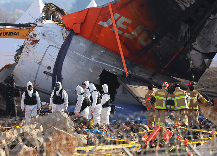 제주항공 여객기 참사 7일째 오전 무안국제공항 사고 현장에서 국과수, 경찰과학수사대 관계자 및 소방대원들이 현장 감식을 진행하고 있다.2025.1.4.(사진=저작권자(c) 연합뉴스, 무단 전재-재배포 금지)