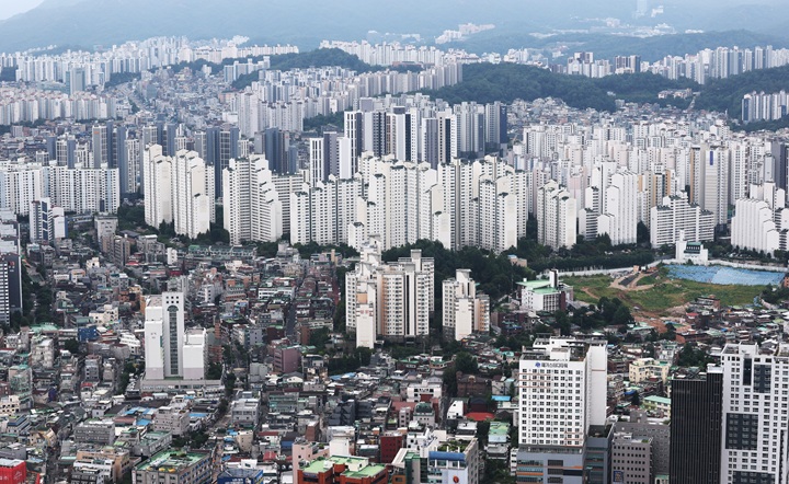 사진은 30일 서울 영등포구 여의도 63빌딩 전망대에서 바라본 시내 곳곳에 자리 잡은 아파트 전경. 2026.8.30(사진=저작권자(c) 연합뉴스, 무단 전재-재배포 금지)