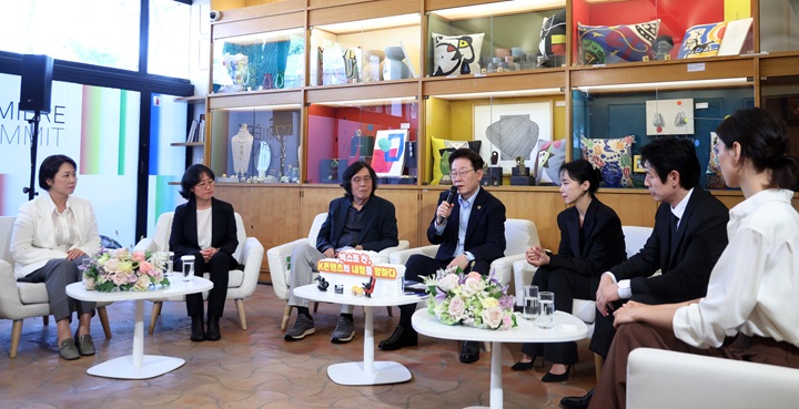 이재명 대통령이 7일(현지시간) 프랑스 남부 생폴드방스 마그 재단에서 국제 영화·영상 정상회의 '뤼미에르 서밋' 개막식 후 열린 영화인과의 대화에서 인사말을 하고 있다. 이번 행사는 서밋에 초청받은 한국 감독 및 배우들과의 간담회로 이창동·정주리 감독, 배우 설경구·전도연·김도연 씨, 김민영 넷플릭스 아시아태평양 지역 콘텐츠 총괄 부사장 등이 참석했다. 2026.9.7(사진=저작권자(c) 연합뉴스, 무단 전재-재배포 금지)