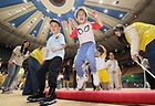서울 송파구 잠실실내체육관에서 열린 '2024서울유아체육대축전'에 참가한 어린이들이 통굴리기 경기를 하고 있다. 202.5.17.(사진=저작권자(c) 연합뉴스, 무단 전재-재배포 금지)