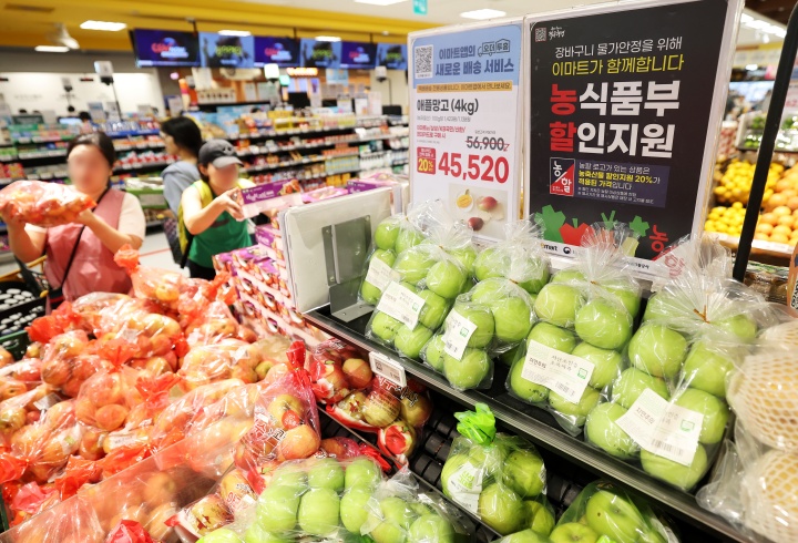 서울의 한 대형마트에서 고객들이 농식품부 할인지원 상품을 살펴보고 있다. 2026.9.3. (ⓒ뉴스1, 무단 전재-재배포 금지)