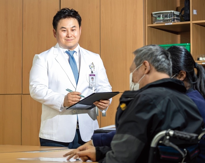 허선 과장은 치료 방향을 설명하고 한두 달 간격으로 환자를 만나 식습관과 수면법 등 생활관리 상태도 점검한다. 사진 C영상미디어