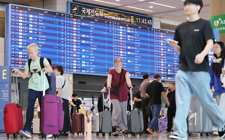 여행수지가 5000만 달러 흑자를 기록하고 5월 기준 입국자 수가 1년 전보다 19.4% 늘어난 것으로 나타난 지난 7월 8일 인천국제공항 제1여객터미널이 입국하는 내·외국인들로 북적이고 있다.(사진=저작권자(c) 연합뉴스, 무단 전재-재배포 금지)