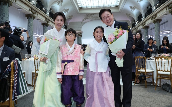 이재명 대통령과 김혜경 여사가 9일(현지시간) 프랑스 파리 한 호텔에서 열린 동포 오찬간담회에서 화동들과 기념촬영을 하고 있다. 2026.9.9(사진=저작권자(c) 연합뉴스, 무단 전재-재배포 금지)