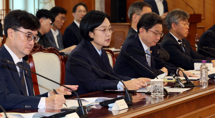 한성숙 국무총리가 10일 서울 종로구 정부서울청사에서 열린 비상경제점검회의에서 모두 발언하고 있다.한 총리는 호르무즈 충돌 확전 가능성에 따른 원유수급 안정적 대책이 필요하다고 말했다. 2026.9.10. (ⓒ뉴스1, 무단 전재-재배포 금지)