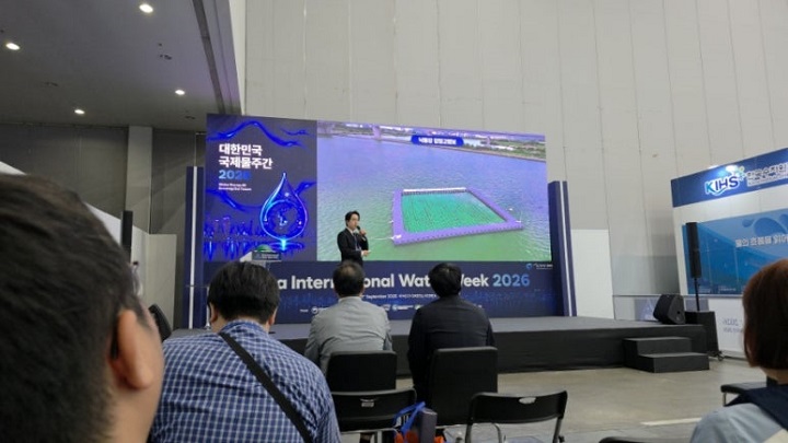월드워터에서 신기술인 그린볼을 설명하다. 본인 촬영
