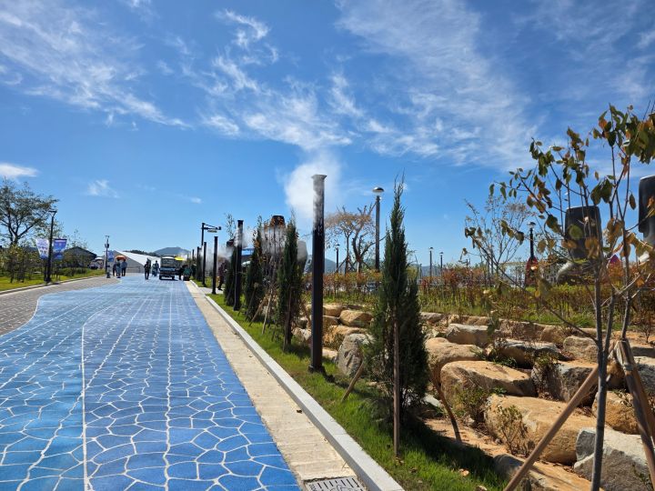아직은 한낮기온이 꽤 높은 9월 초중순. 행사장 곳곳에는 무더위를 식혀줄 다양한 혹서기 대책이 가동되고 있었다. 버스에서 내려 박람회장 외곽에 발을 딛는 순간부터 보안요원과 운영요원, 자원봉사자까지 굉장히 반갑게 맞아주어 괜시레 기분이 좋아지기도 했다.