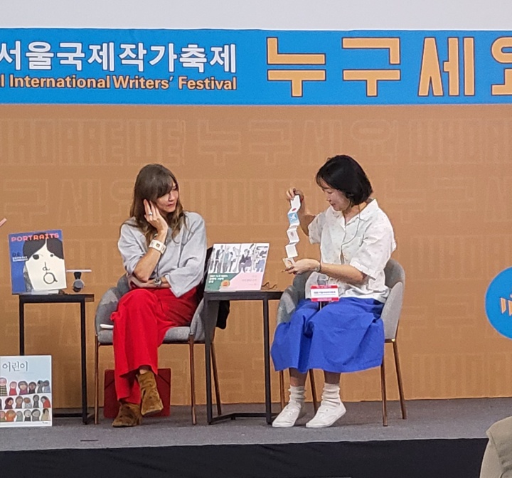 김효은 작가가 작업했던 '더미북'을 보여주며 창작 의도를 밝히고 있다. (본인촬영)