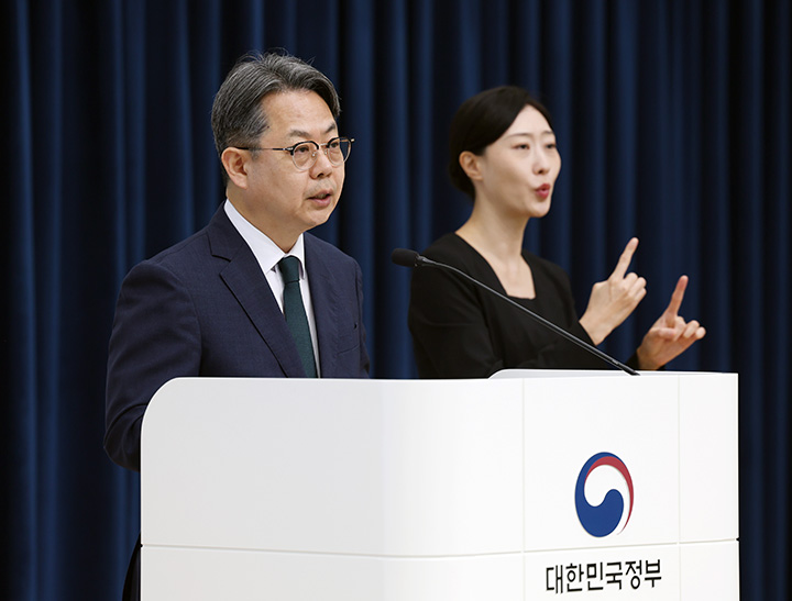 김성훈 인사혁신처 차장이 14일 세종시 정부세종청사에서 공무원 재해보상 제도 개선 종합계획을 발표하고 있다.(사진=인사처 제공)