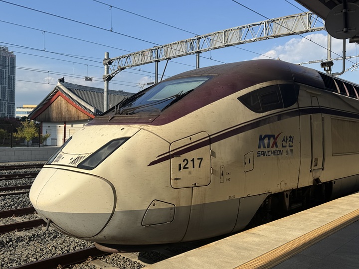 지난 주말 탔던 보라색 KTX (본인 촬영)
