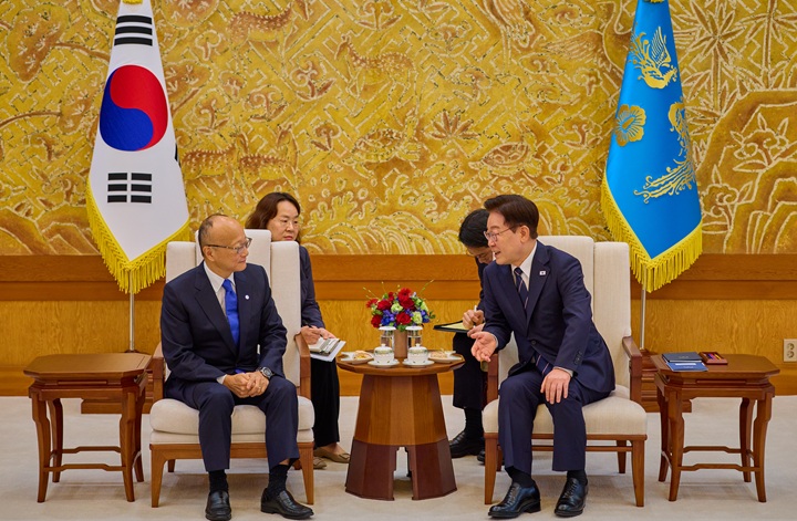 이재명 대통령이 14일 청와대에서 한-중앙아 정상회의 계기 방문한 칸다 마사토 아시아개발은행(ADB) 총재를 접견하고 있다.2026.9.14(ⓒ뉴스1, 무단 전재-재배포 금지)