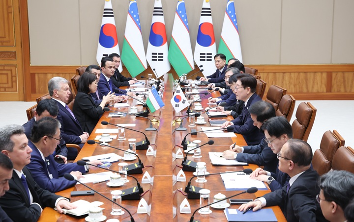 이재명 대통령과 샤브카트 미르지요예프 우즈베키스탄 대통령이 14일 청와대에서 확대 회담을 하고 있다. 2026.9.14(ⓒ뉴스1, 무단 전재-재배포 금지)