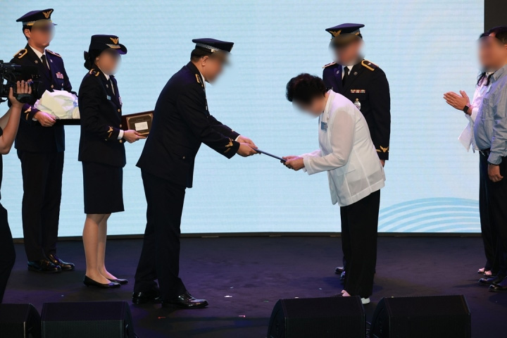 故 손진극 경정 부인 김순자 여사 기념식 참석 모습 (해양경찰청)