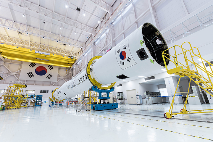 지난 14일 전남 고흥 나로우주센터 발사체종합조립동에서 '누리호 5호기' 1·2단이 결합된 모습(사진=한국항공우주연구원 제공)