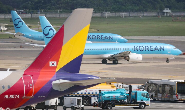 김포공항 계류장에서 이동하는 대한항공과 아시아나 항공기 모습. 2026.9.8 (사진=저작권자(c) 연합뉴스, 무단 전재-재배포 금지)