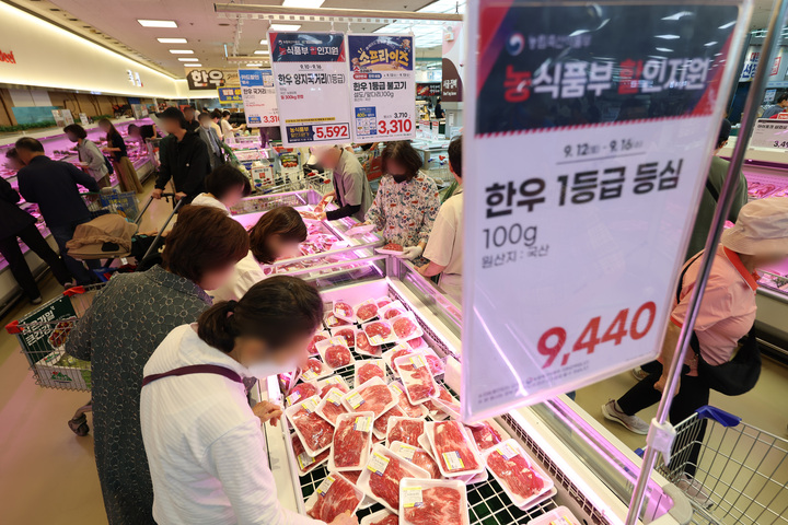 13일 서울 하나로마트 양재점에서 시민들이 한우를 고르고 있다. 농림축산식품부는 한우자조금, 농협경제지주, 전국한우협회 등과 함께 12일부터 24일까지 '소프라이즈 대한민국 한우고기 할인 행사'를 진행한다고 밝혔다. 2026.9.13 (사진=저작권자(c) 연합뉴스, 무단 전재-재배포 금지)