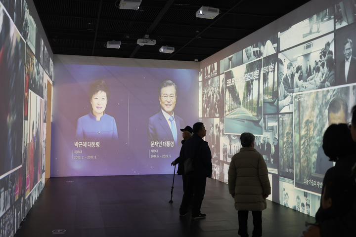 19일 세종시 대통령기록관을 찾은 시민들이 역대 대통령의 초상 등 전시물을 관람하고 있다. 2026.2.19 (사진=저작권자(c) 연합뉴스, 무단 전재-재배포 금지)