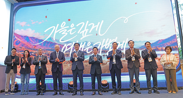 최휘영 문화체육관광부 장관이 15일 서울 성동구 KT&G 상상플래닛에서 열린 '여행가는 달' 캠페인 선포식에서 박수를 치고 있다.(사진=문체부 제공)