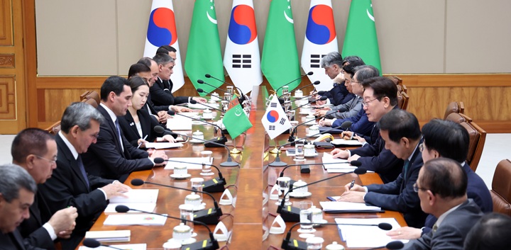 이재명 대통령과 세르다르 베르디무하메도프 투르크메니스탄 대통령이 15일 청와대에서 확대 정상회담을 하고 있다. 2026.9.15(사진=저작권자(c) 연합뉴스, 무단 전재-재배포 금지)