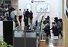 지난 4월 30일 서울 종로구 정부서울청사에서 공무원들이 청사를 나서고 있다.(사진=저작권자(c) 연합뉴스, 무단 전재-재배포 금지)