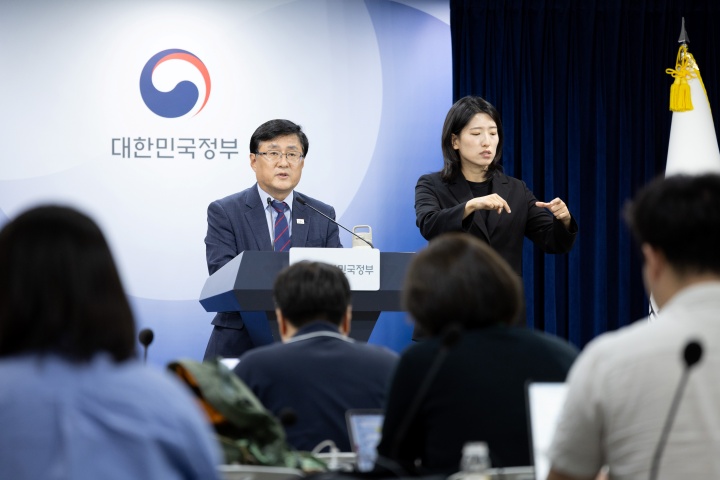 김성환 기후에너지환경부 장관이 15일 서울 종로구 정부서울청사에서 송전망 건설 수용성 제고 방안에 대해 발표하고 있다. 2026.9.15. (ⓒ뉴스1, 무단 전재-재배포 금지)