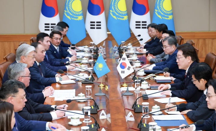 이재명 대통령과 카슴-조마르트 토카예프 카자흐스탄 대통령이 15일 청와대에서 확대 정상회담을 하고 있다. 2026.9.15 (ⓒ뉴스1, 무단 전재-재배포 금지)