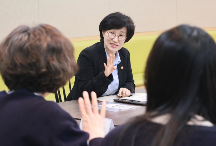 원민경 성평등가족부 장관이 9일 오후 서울 서대문구 구세군두리홈 한부모가족복지시설을 방문해 관계자들과 간담회를 하고 있다. 2026.4.9 (ⓒ뉴스1, 성평등가족부 제공, 무단 전재-재배포 금지)