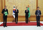 김성환 에너지부 장관과 두르디 젠지예프 투르크메니스탄 수자원위원회 위원장이 지난 15일 청와대에서 이재명 대통령과 세르다르 베르디무하메도프 대통령이 임석한 가운데 수자원 관리 분야 협력에 관한 양해각서 문건을 교환한 뒤 기념 촬영을 하고 있다.(사진=저작권자(c) 연합뉴스, 무단 전재-재배포 금지)