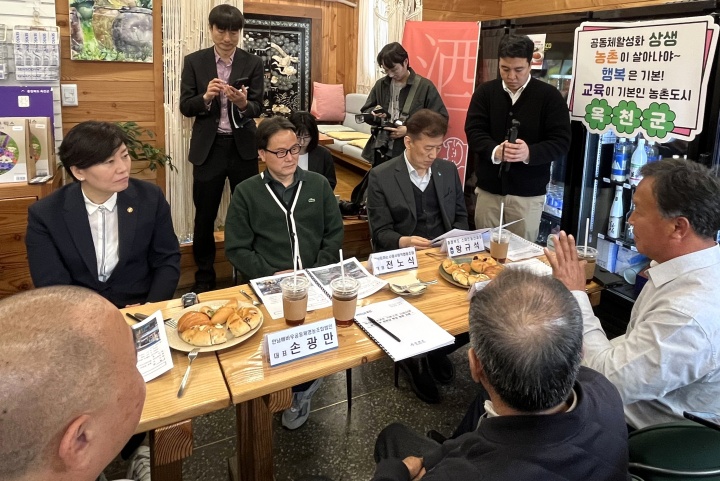 송미령 농림축산식품부 장관이 지난 4월 1일 농어촌기본소득 시범지역인 충북 옥천군을 찾아 사회적경제조직 조합원들과 대화하고 있다. 2026.4.1. (ⓒ연합, 무단 전재-재배포 금지)