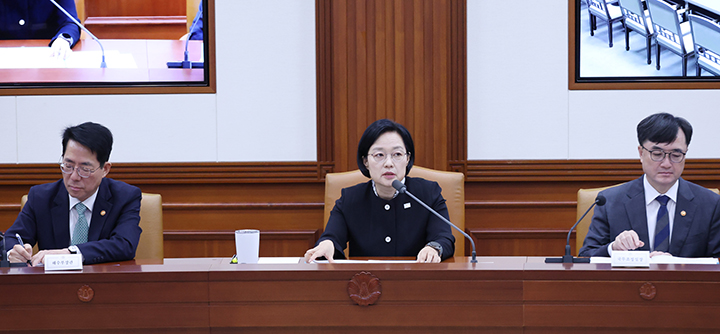 한성숙 국무총리가 16일 서울 종로구 정부서울청사에서 열린 국가정책조정회의에서 발언하고 있다.(사진=저작권자(c) 연합뉴스, 무단 전재-재배포 금지)