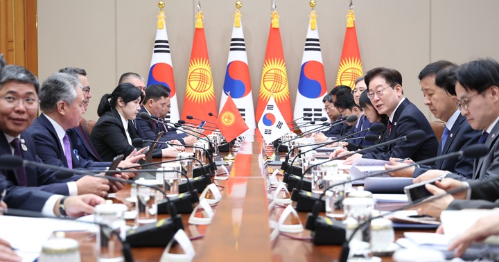 이재명 대통령과 사디르 자파로프 키르기스스탄 대통령이 16일 청와대에서 정상회담을 하고 있다. 2026.9.16(사진=저작권자(c) 연합뉴스, 무단 전재-재배포 금지)