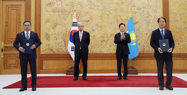 권오을 국가보훈부 장관과 아르만 키륵바예프 문화정보부장관이 15일 청와대에서 이재명 대통령과 카심조마르트 토카예프 카자흐스탄 대통령이 임석한 가운데 독립운동 사적지 보존 관리를 위한 양해각서를 체결한 뒤 기념촬영을 하고 있다. 2026.9.15 (ⓒ뉴스1, 무단 전재-재배포 금지)