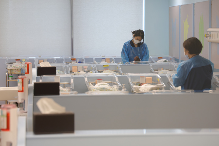 29일 오후 경기도 고양시 일산동구 CHA의과학대학교 일산차병원 신생아실에서 간호사들이 신생아들을 돌보고 있다. 2026.7.29 (사진=저작권자(c) 연합뉴스, 무단 전재-재배포 금지)
