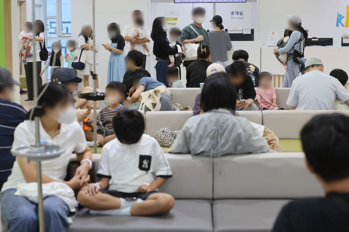 독감이 유행 중인 13일 서울 성북구의 한 소아청소년과 전문병원이 환자와 보호자로 붐비고 있다. 2026.9.13 (사진=저작권자(c) 연합뉴스, 무단 전재-재배포 금지)