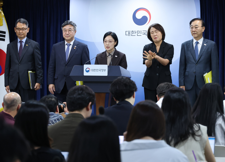 한성숙 국무총리가 3일 서울 종로구 정부서울청사에서 열린 행정·공공기관 이전 및 공공기관 기능 개혁 관련 기자회견을 하고 있다. 2026.9.3 (사진=저작권자(c) 연합뉴스, 무단 전재-재배포 금지)
