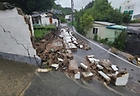 밤새 내린 폭우로 14일 오전 5시33분께 전남 영광군 영광읍의 한 주택 담벼락이 도로로 무너져 내려 통행이 통제되고 있다. 2023.7.14 (사진=영광군)
