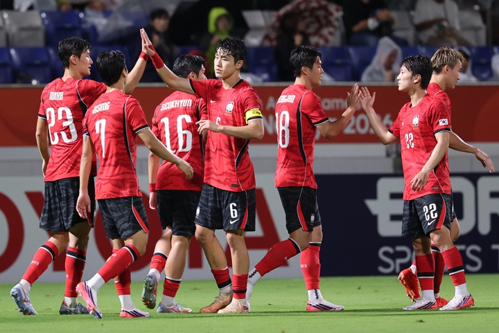 15일 오후 일본 나고야 미즈호 파크 럭비 필드에서 열린 '2026 아이치·나고야 아시안게임' 남자축구 D조 예선 대한민국과 카타르의 경기, 팀의 네 번째 골을 넣은 김명준과 선수들이 기뻐하고 있다.(ⓒ뉴스1, 무단 전재-재배포 금지)
