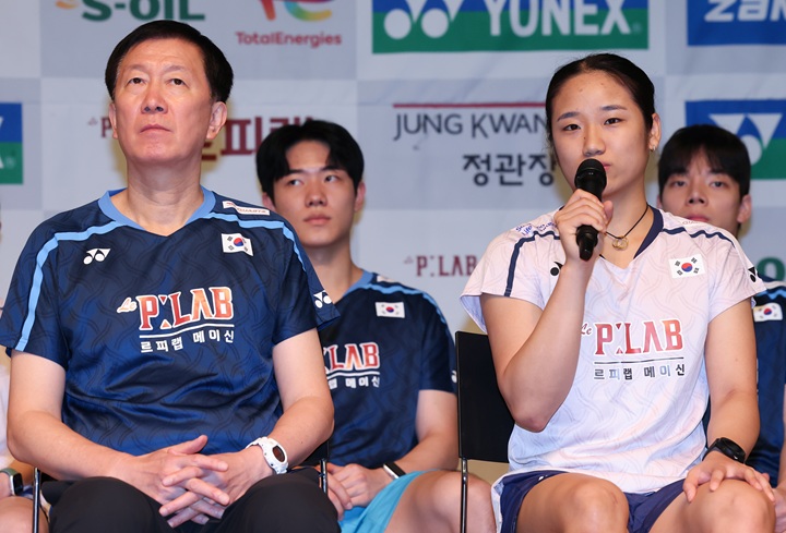 배드민턴 국가대표팀 안세영이 지난 8일 진천 국가대표 선수촌에서 열린 '2026 아이치·나고야 아시안게임' 대한배드민턴협회 미디어데이에서 취재진 질의에 답변하고 있다. 왼쪽은 박주봉 감독.(ⓒ뉴스1, 무단 전재-재배포 금지)