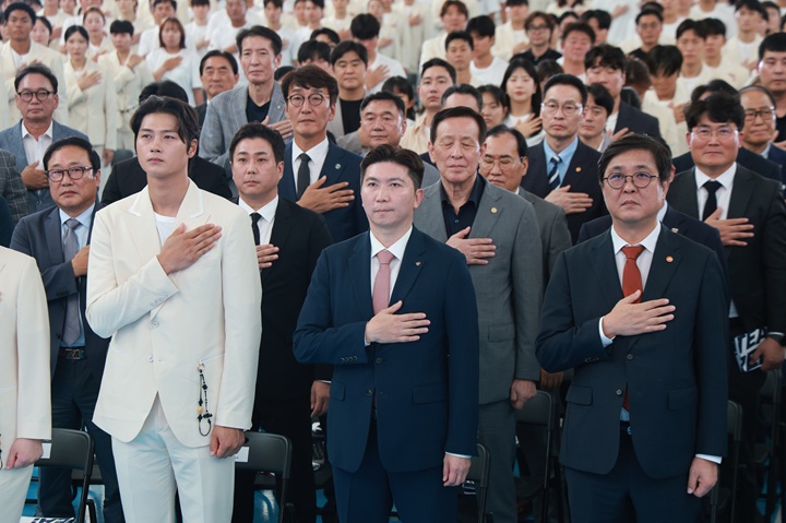 '2026 아이치·나고야 아시안게임'에 출전하는 한국 선수단 및 내빈들이 지난 3일 충북 진천선수촌에서 열린 결단식에서 국민의례를 하고 있다. 앞줄 왼쪽부터 오상욱 선수대표, 유승민 대한체육회장, 최휘영 문화체육관광부 장관..(사진=저작권자(c) 연합뉴스, 무단 전재-재배포 금지)