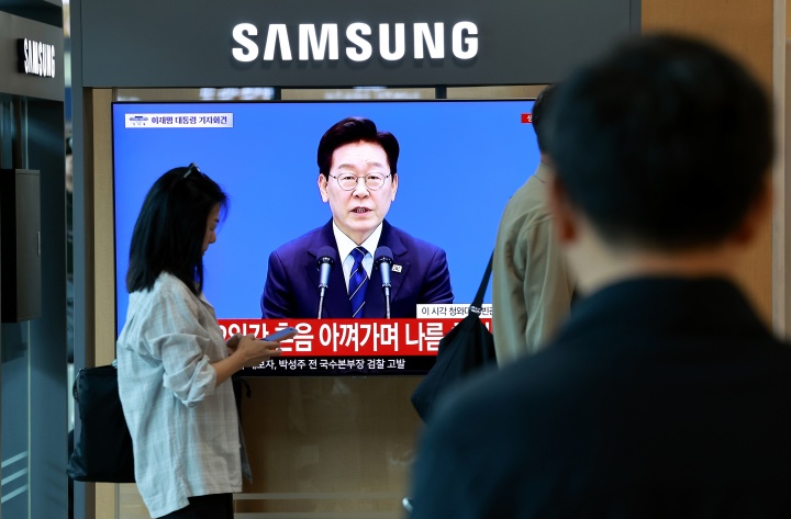 18일 오전 서울 중구 서울역 대합실에서 시민들이 이재명 대통령의 기자회견 생중계를 지켜보고 있다. 2026.9.18 (ⓒ뉴스1, 무단 전재-재배포 금지)