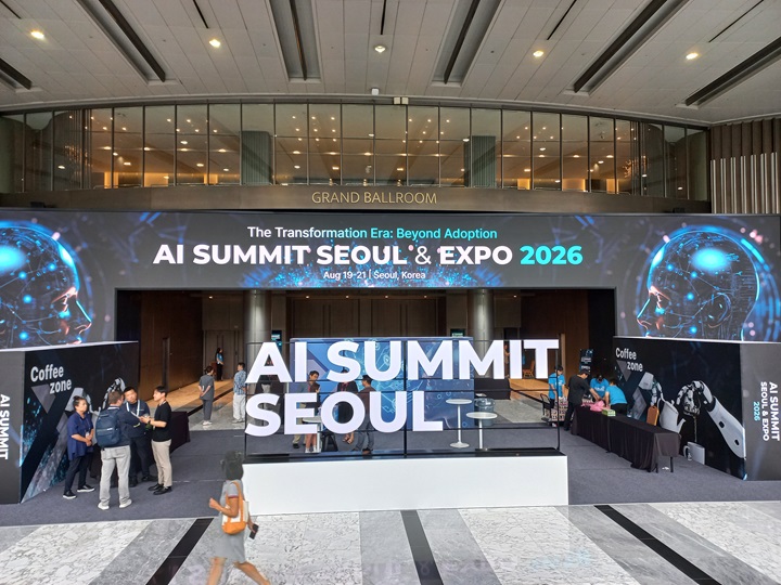 전시장 곳곳에서 만난 국내외 AI·GPU 관련 기업 부스. GPU 확보 경쟁의 열기를 그대로 느낄 수 있었습니다.(직접 촬영)