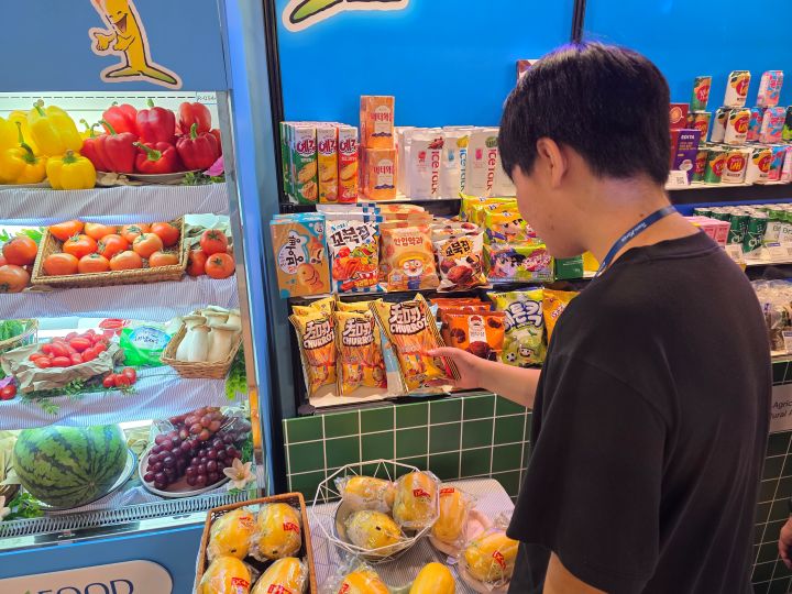 이번 아시안게임에 함께한 아들도 코리아하우스의 재미에 푹 빠졌다. 이벤트 참여는 물론 전시된 제품들을 둘러보며 사진을 찍기도 했다..