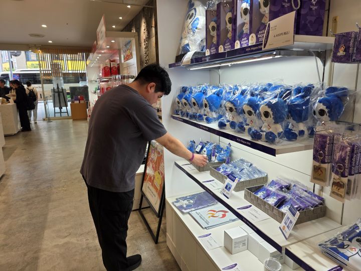경기를 즐기는 다른 방법도 많다. 가장 대표적인 것은 공식 기념품을 간직하는 것이다. 나 역시 항상 구매하는 마스코트인형과 배지를 구입하기도 했다.