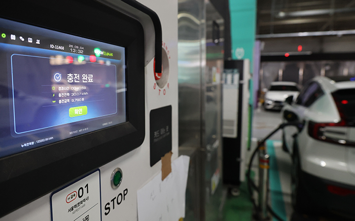 지난 4일 서울시내 한 충전소에서 충전중인 전기차.(사진=저작권자(c) 연합뉴스, 무단 전재-재배포 금지)