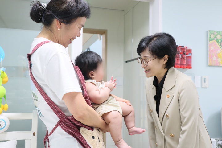 원민경 여성가족부 장관이 29일 오후 한부모가족복지시설인 서울 서대문구 애란원을 방문해 운영현황을 점검하고 있다. 2025.9.29 (ⓒ뉴스1, 여성가족부 제공, 무단 전재-재배포 금지)