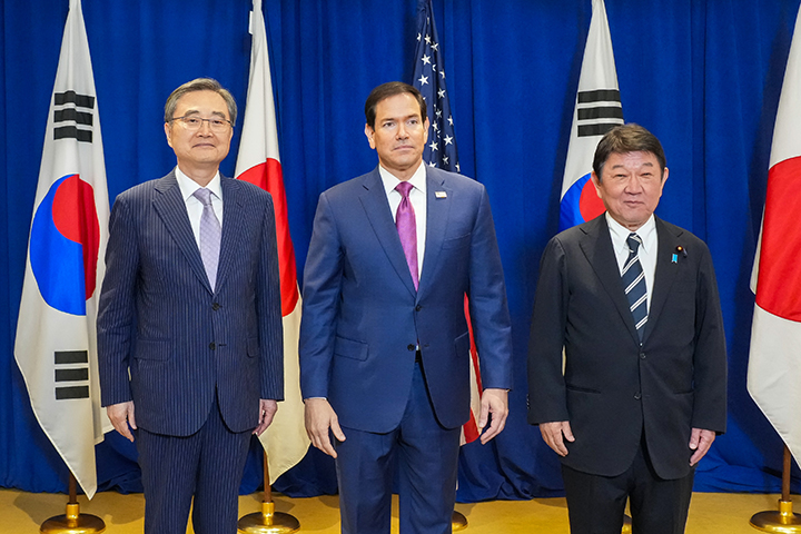 조현 외교부 장관과 마코 루비오 미국 국무장관, 모테기 도시미쓰 일본 외무상이 현지시간 21일 뉴욕에서 회담하기 앞서 기념촬영을 하고 있다.(사진=외교부 제공)