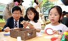 최교진 교육부 장관이 스승의날인 15일 세종시 해밀동 해밀유치원을 방문해 어린이들과 함께 기념촬영을 하고 있다. 2026.5.15. (ⓒ뉴스1, 무단 전재-재배포 금지)