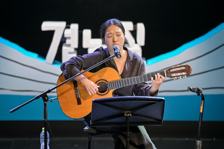 문학주간 개막 축하 공연을 선보이는 곽주나 뮤지션. (한국문화예술위원회 제공)